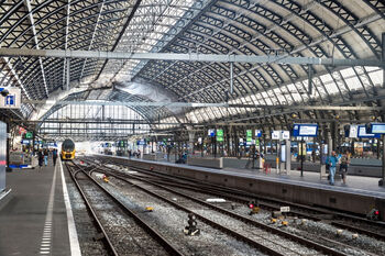 Tienduizenden liters verf nodig voor schilderbeurt Amsterdam Centraal