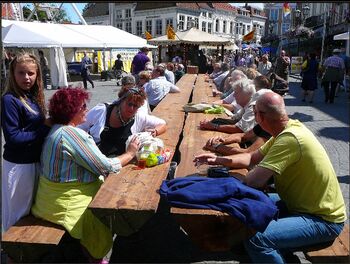 Kunstwerk mega picknicktafel verhuist